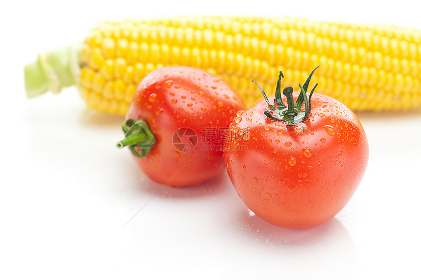 熟黄玉米和番茄背景谷物叶子棒子营养水果蔬菜食物内核场地丝绸图片