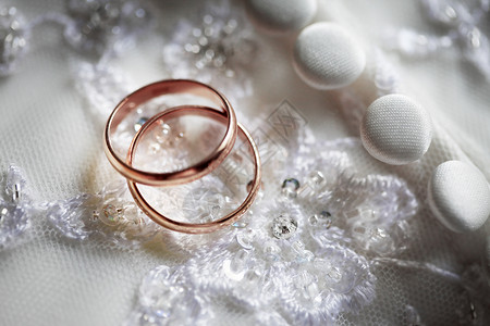 结婚戒指白色按钮金子奢华蕾丝配饰派对婚礼背景图片