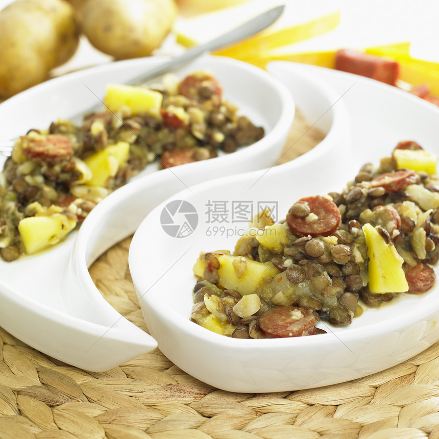土豆和焦里索土豆大扁豆植物扁豆熏制品豆类香肠食品盘子膳食食物蔬菜图片