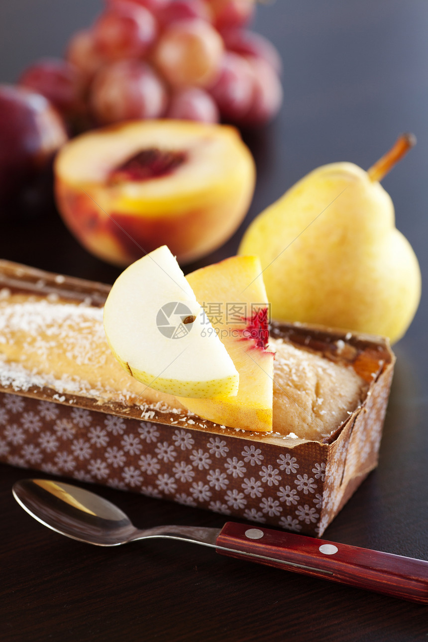 桃子 梨子 李子 椰子蛋糕 松饼和木制标签上的葡萄勺子糕点椰子脆皮坚果造型师庆典水果甜点馅饼图片