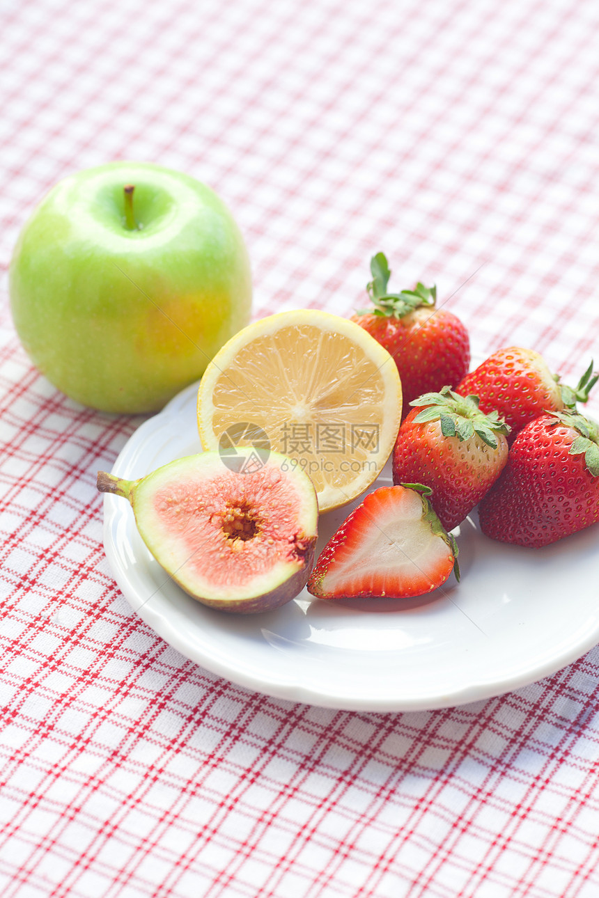 盘子上的苹果 柠檬 无花果和草莓叶子菜肴格子美食种子早餐热带飞碟甜点水果图片