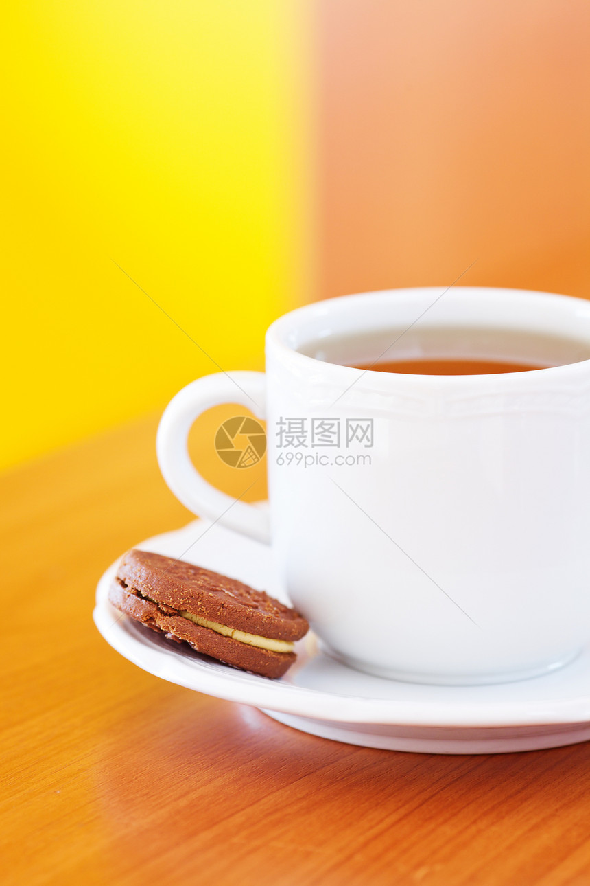 桌上的茶杯和饼干图片