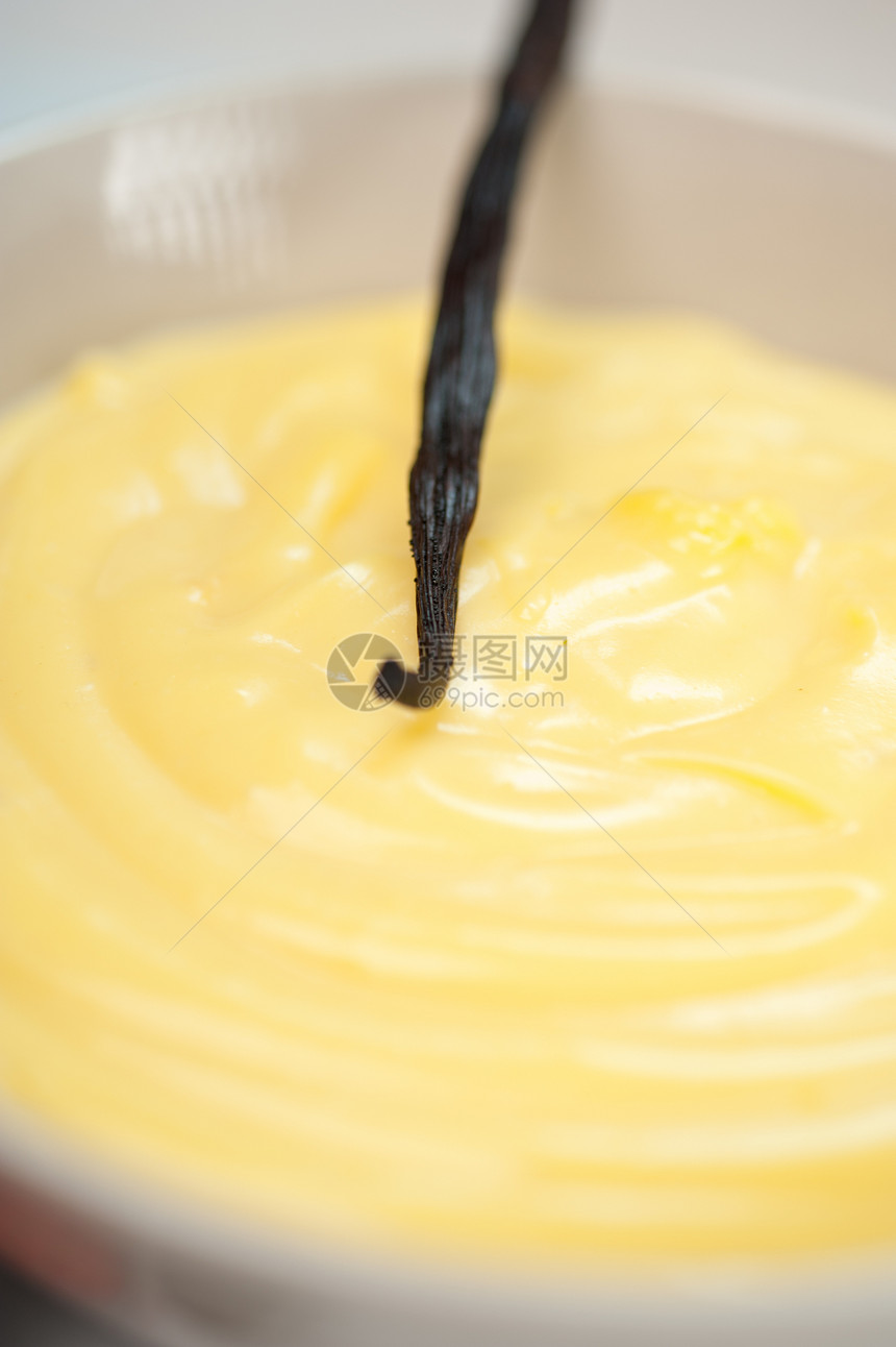 配有种子棒的香草果奶油甜点小吃奶制品糕点食物漩涡黄色香草餐厅宏观图片