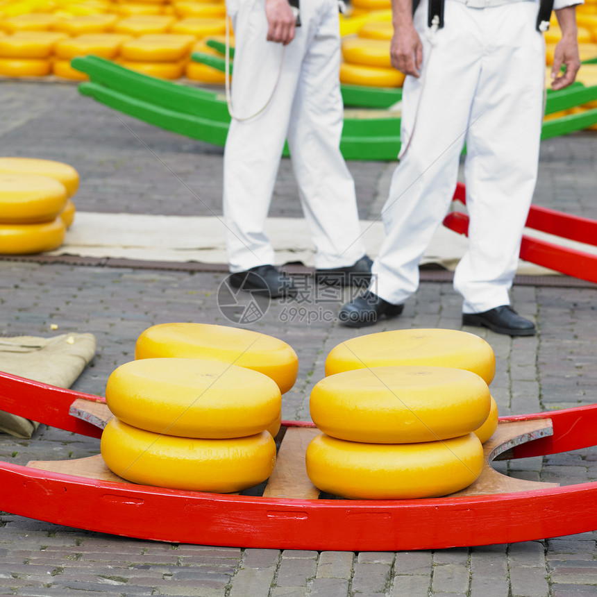 荷兰阿尔克马尔乳酪市场民间世界服饰男人男性食品成年人制服戏服食物图片