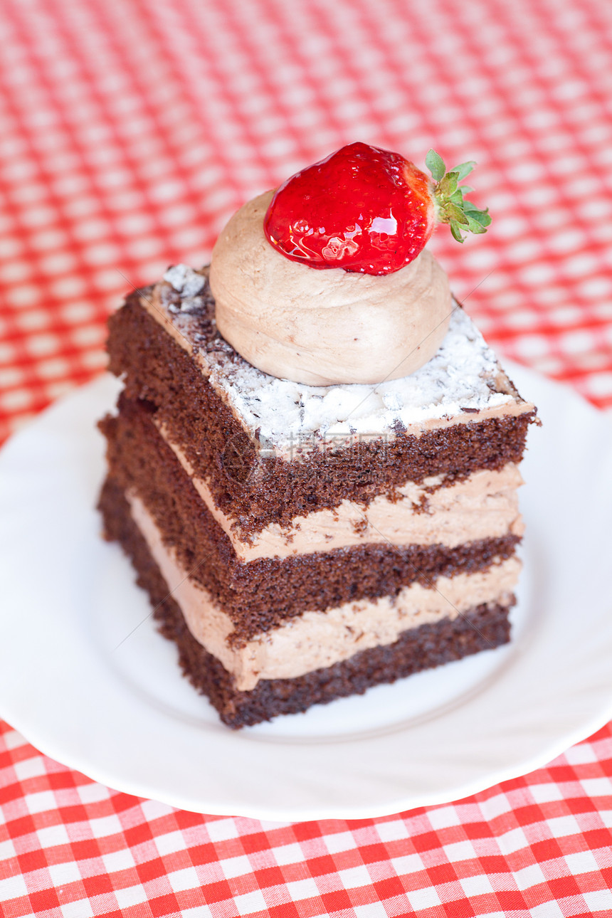甜美的蛋糕 在格形织布上加草莓水果甜点巧克力奶油自助餐厨房饼干糕点食物织物图片