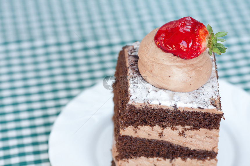 甜美的蛋糕 在格形织布上加草莓奶油织物餐厅馅饼烹饪食物小吃糕点自助餐巧克力图片
