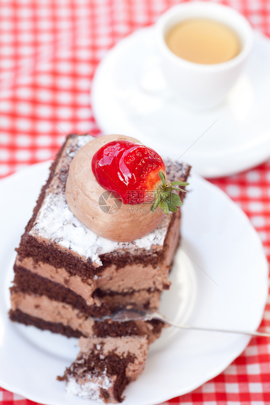 甜美的蛋糕 草莓和花边织布上的茶织物小吃生日自助餐陶瓷糕点餐具厨房馅饼咖啡店图片