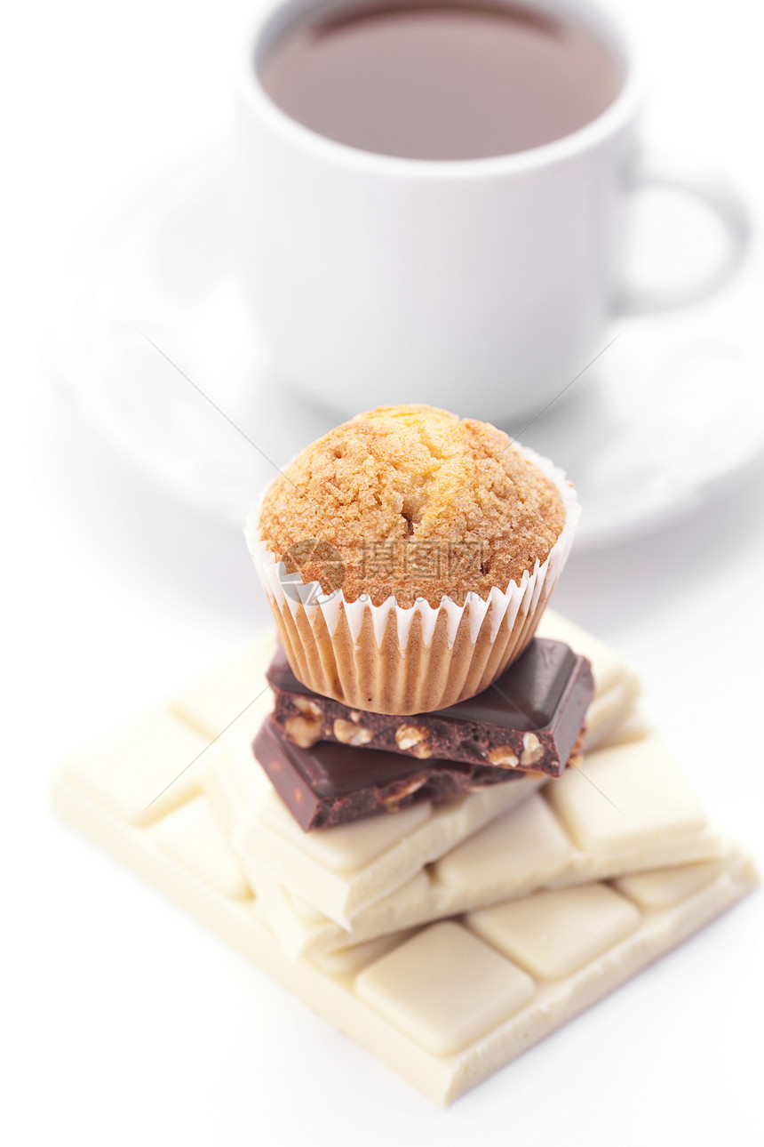 巧克力 茶叶和松饼 在白色上隔绝面包甜点小吃桌子芯片杯子蛋糕生活糕点房子图片