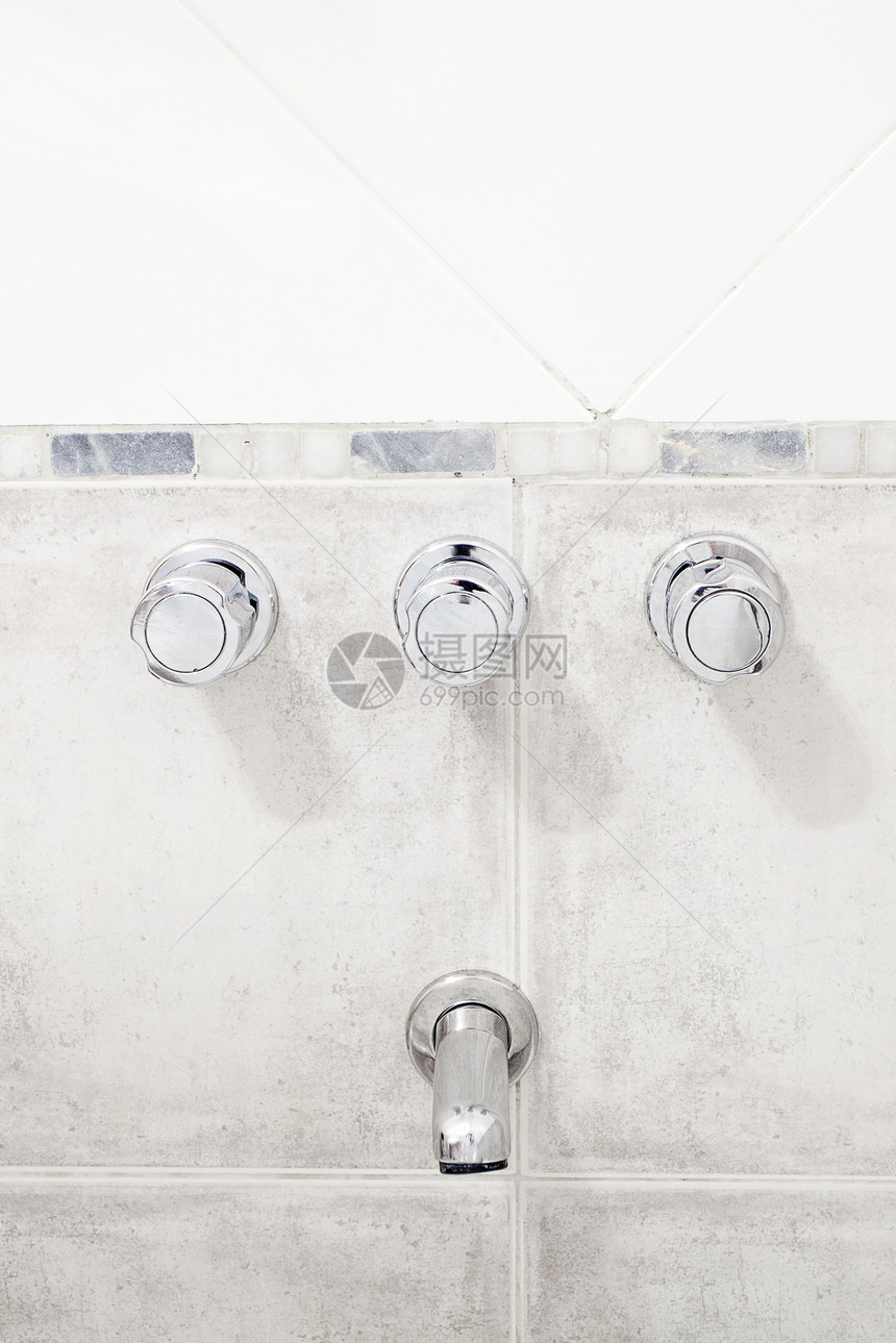 浴室的水龙头 在背景瓷砖上卫生间家具龙头卫生蓝色金属合金白色图片