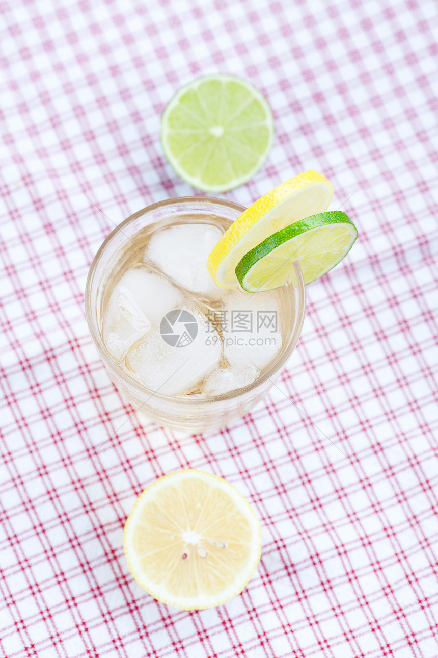 含柠檬和石灰的水 加冰的玻璃杯中的柠檬和石灰口渴液体条纹青柠奇异果石灰石热带水果玻璃织物图片