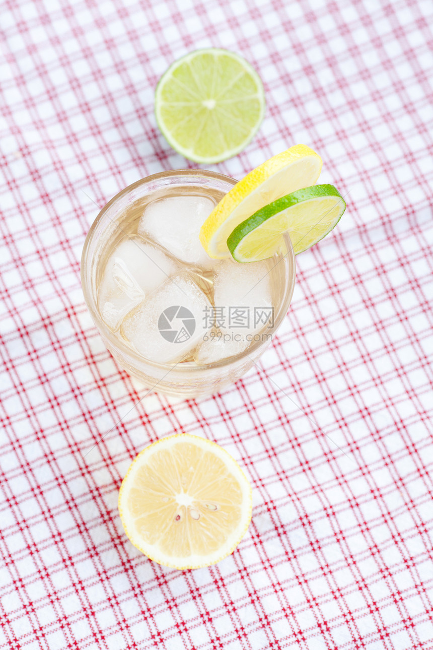 含柠檬和石灰的水 加冰的玻璃杯中的柠檬和石灰青柠条纹织物格子玻璃水果口渴热带液体石灰石图片