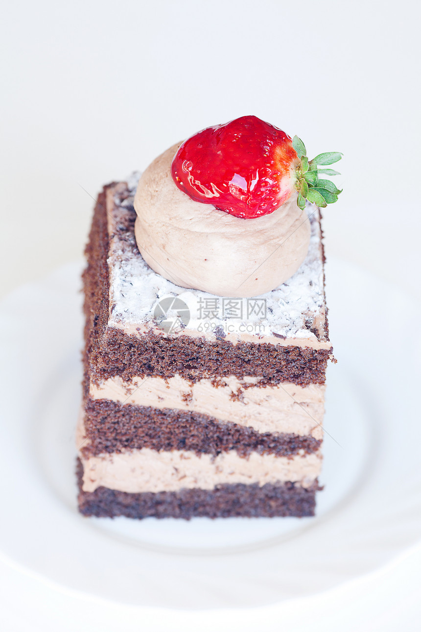 白色背景上草莓的美丽蛋糕 美丽的蛋糕咖啡店自助餐生日织物厨房糕点烹饪水果浆果馅饼图片