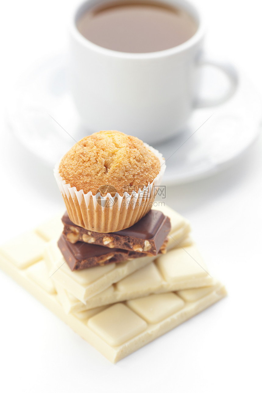 巧克力 茶叶和松饼 在白色上隔绝文化牛奶生活装饰芯片糕点蛋糕美食桌子早餐图片