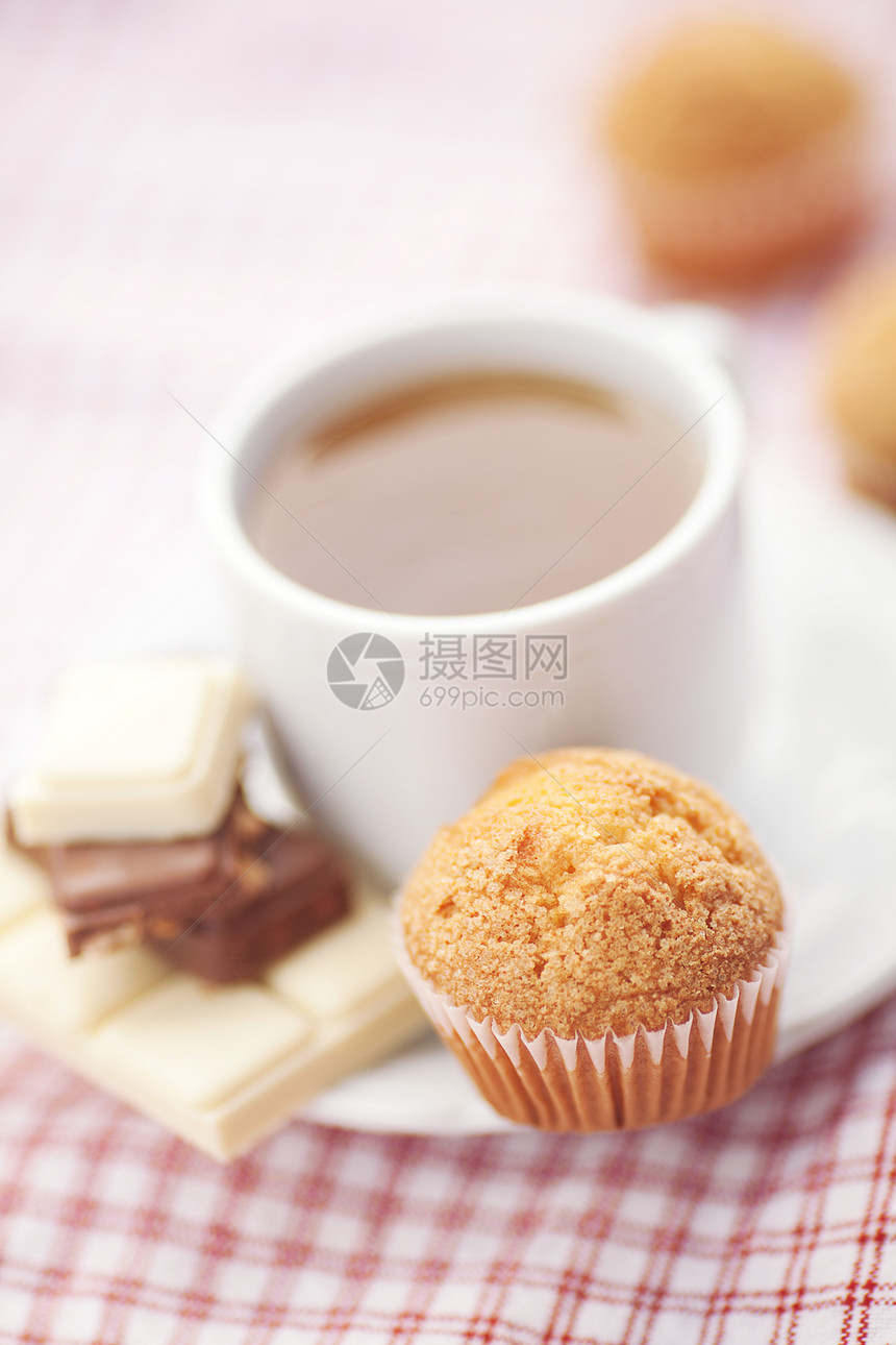 方格织物上巧克力 茶叶和松饼杯子糕点牛奶小吃甜点食物糖果美食桌子面包图片