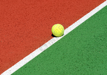 网球球球形运动白色游戏红色黄色绿色法庭地面阴影背景图片