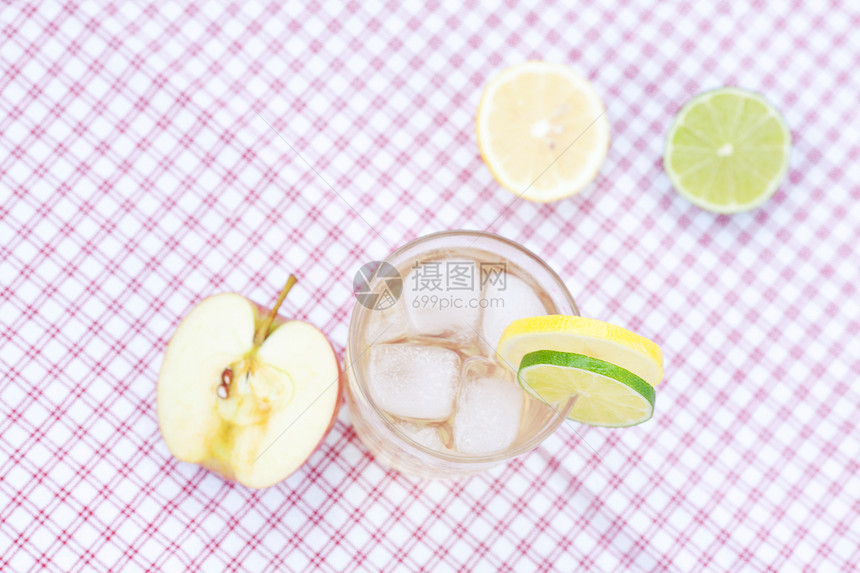 柠檬和柠檬水 加柠檬和石灰 在冰冰的玻璃杯中苹果石灰石热带格子奇异果玻璃条纹青柠液体水果口渴图片