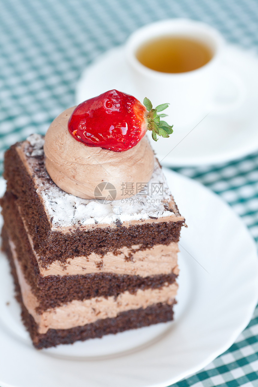 甜美的蛋糕 草莓和花边织布上的茶烹饪生日浆果饼干馅饼奶油食物巧克力杯子咖啡店图片
