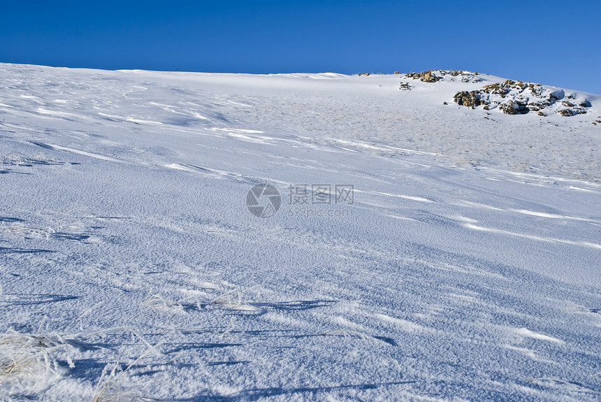 冬季风雪全景人行道日光冻结爬坡蓝色白色天空天气图片