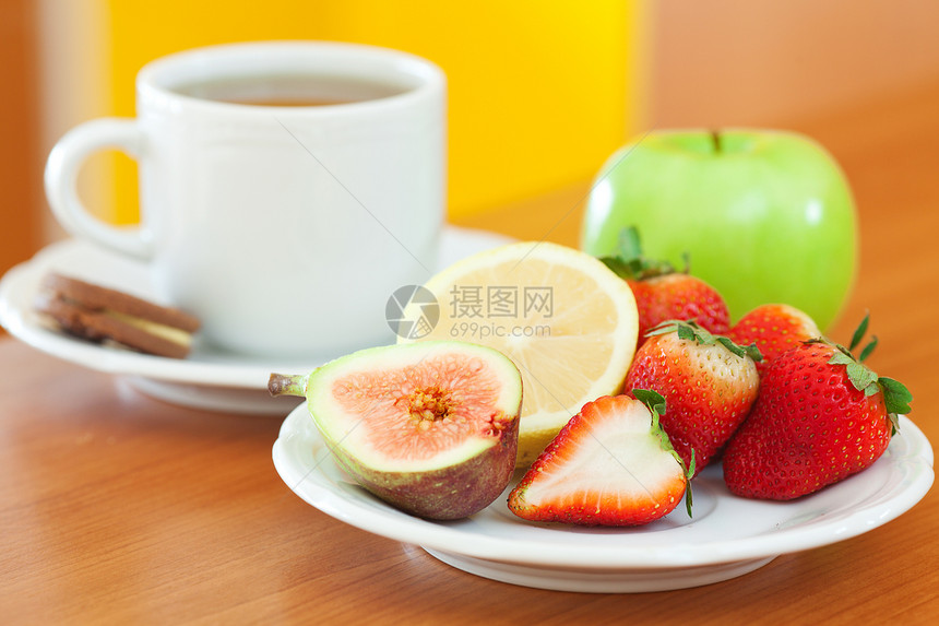 茶 饼干 苹果 柠檬 无花果和草莓织物格子杯子水果食物热带飞碟陶瓷浆果菜肴图片
