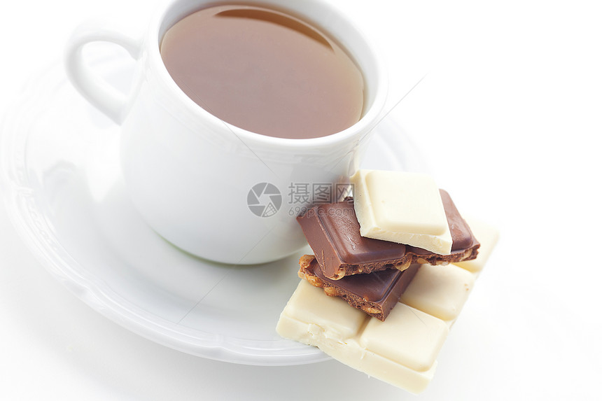 白色的巧克力和茶叶小吃早餐飞碟牛奶生活杯子文化食物甜点芯片图片