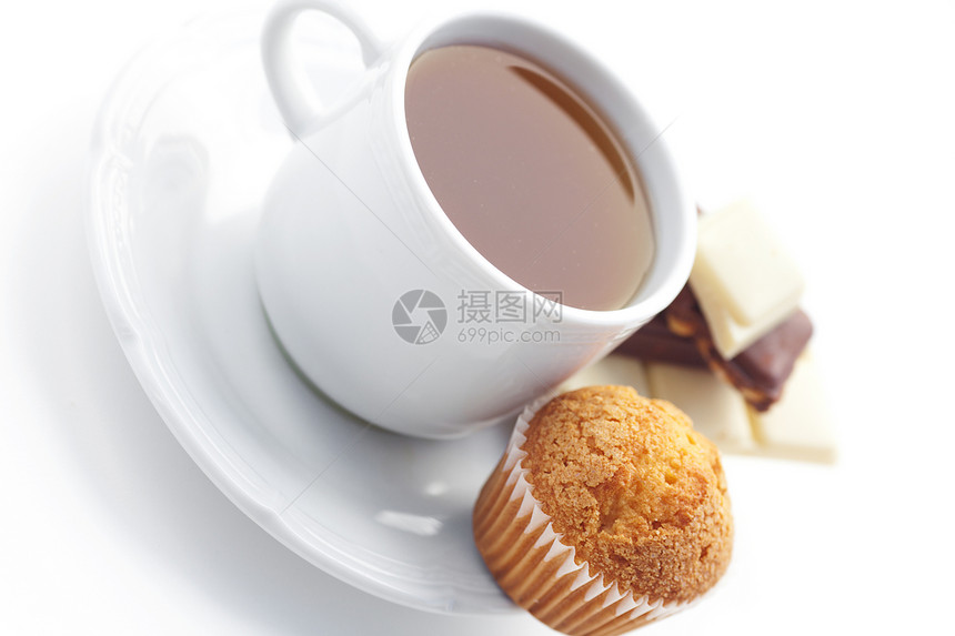 巧克力 茶叶和松饼 在白色上隔绝早餐文化装饰飞碟美食蛋糕面包糕点食物甜点图片