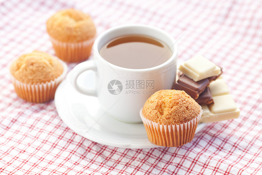 方格织物上巧克力 茶叶和松饼糕点房子小吃风格食物格子杯子糖果飞碟芯片图片