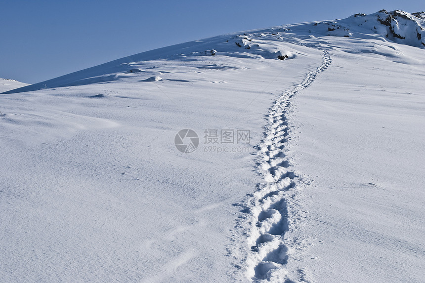 雪山 冬季全景 追踪石头冻结天气痕迹人行道日光天空蓝色白色爬坡图片