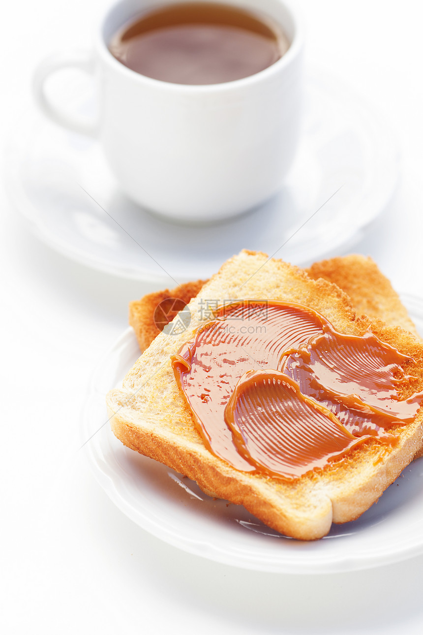 茶和吐司加焦糖 白的孤立饮料灯光液体动机生活牛奶桌子早餐甜甜圈杯子图片
