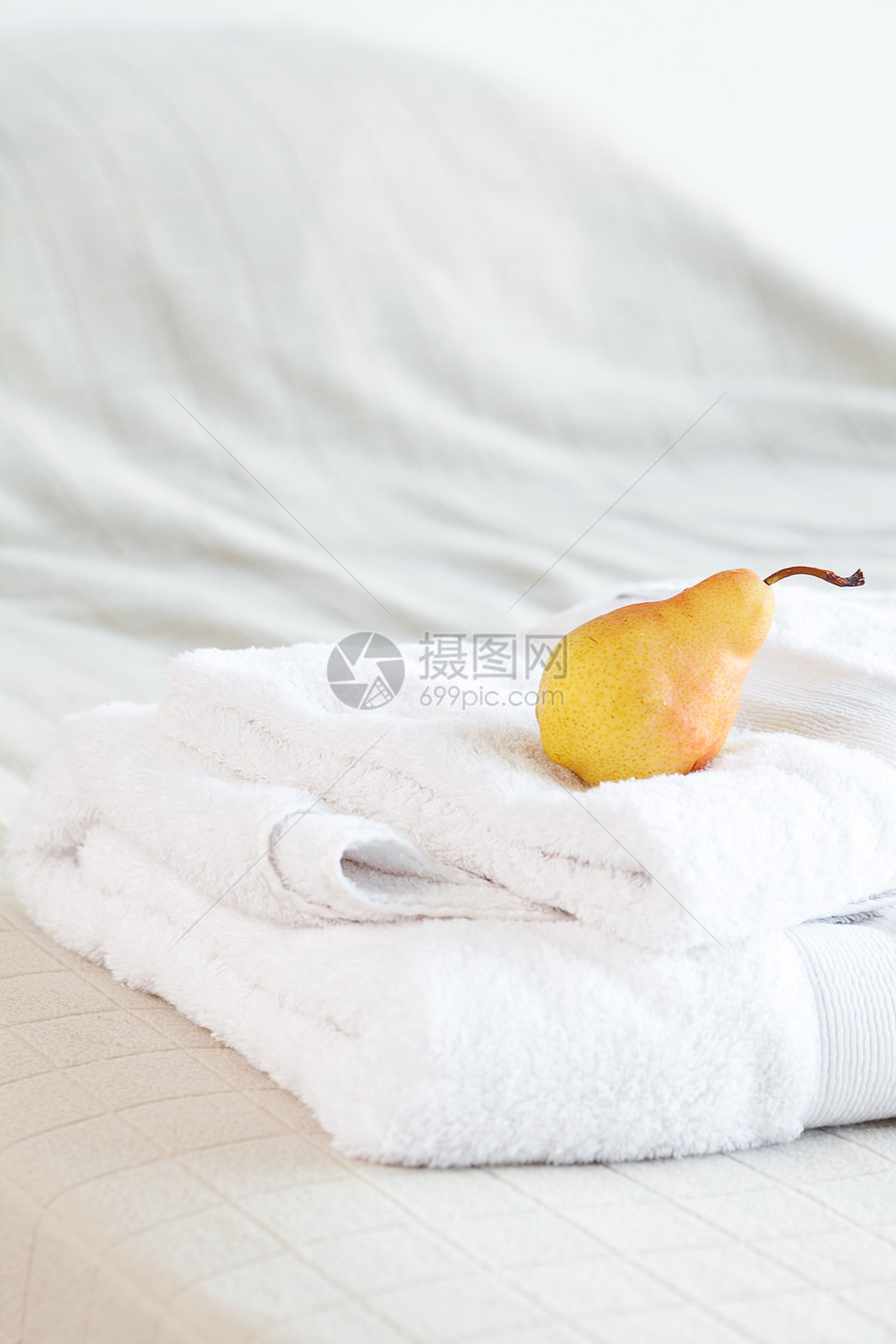 躺在床毛巾上的梨子图片