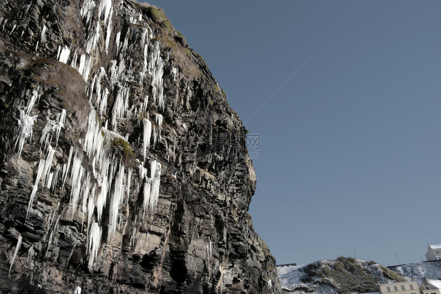 悬崖面冰柱解冻的级联图片
