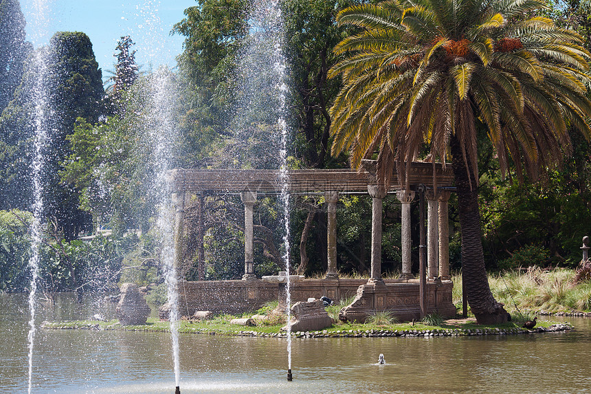 椰枣树 树木和灿蓝的云边的泉源艺术建筑池塘城市公园喷泉纪念碑晴天旅行瀑布图片