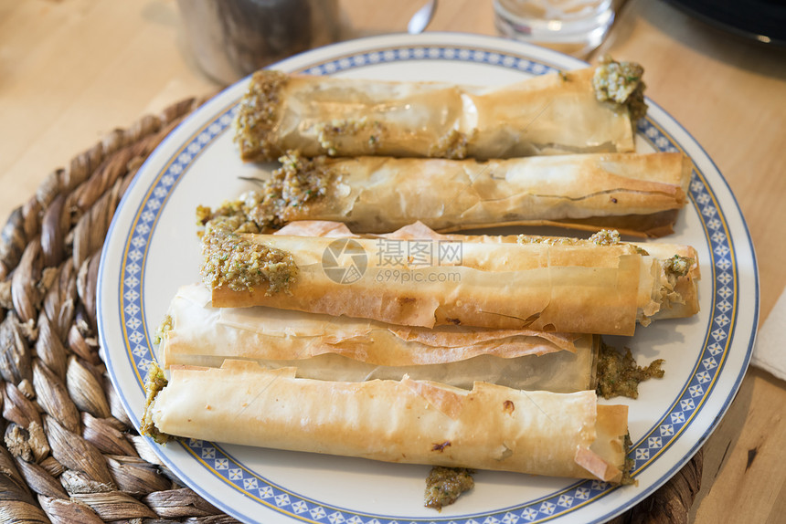 开胃菜美食自助餐挂面猪肉烹饪盘子春卷蔬菜白色油炸图片