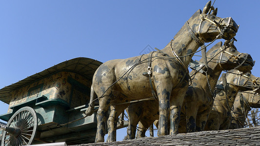 涂漆青铜马车和用具背景图片