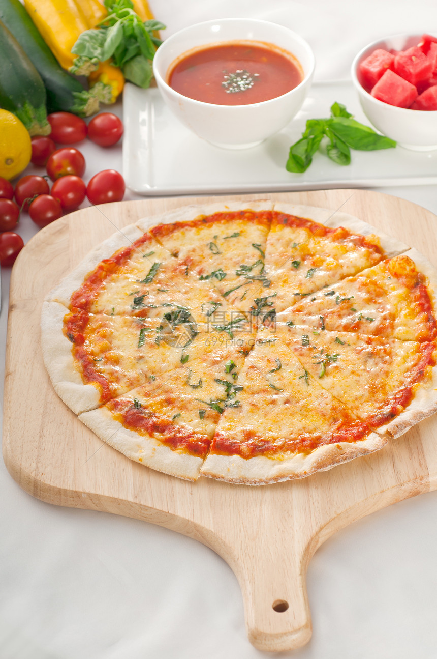 意大利原薄皮比萨圆形圆圈白色蔬菜红色绿色小吃西瓜午餐餐厅图片