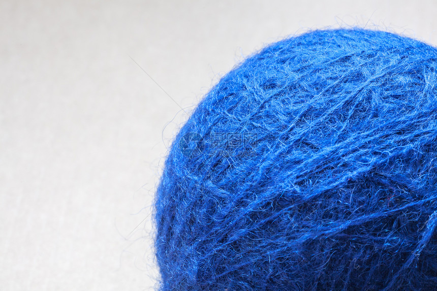 纸板背景上的蓝羊毛纱丁活力手工蓝色奇思妙想爱好创造力线索概念针线活图片