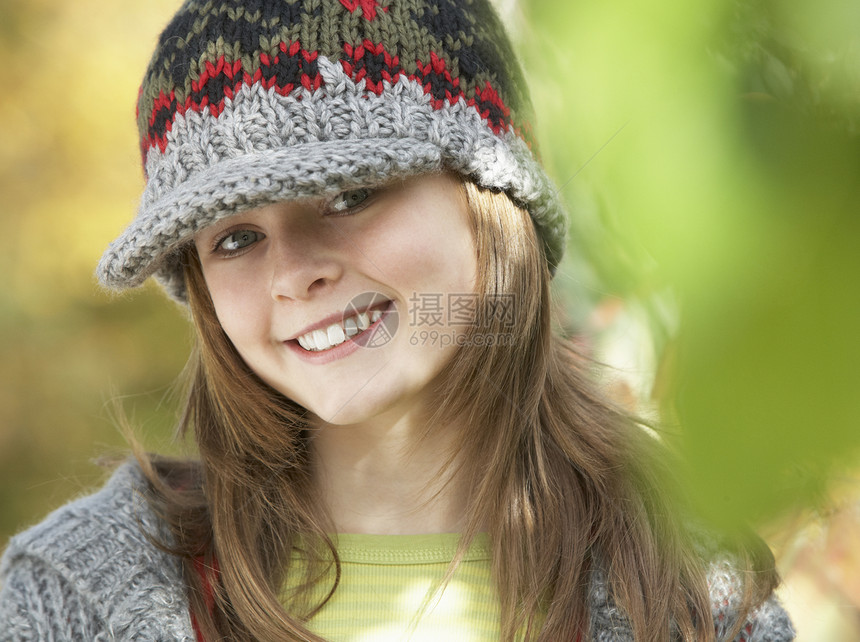 秋天林地的年轻女孩头领和肩部微笑帽子针织场地水平女性青少年农村孩子针织品图片