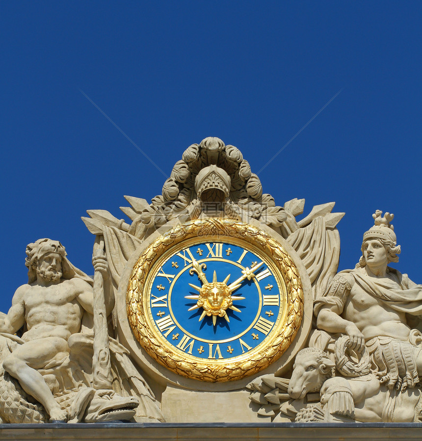 时钟在 FUDIIES 中访问旅游城堡历史金子喷泉天空住宅雕像蓝色图片