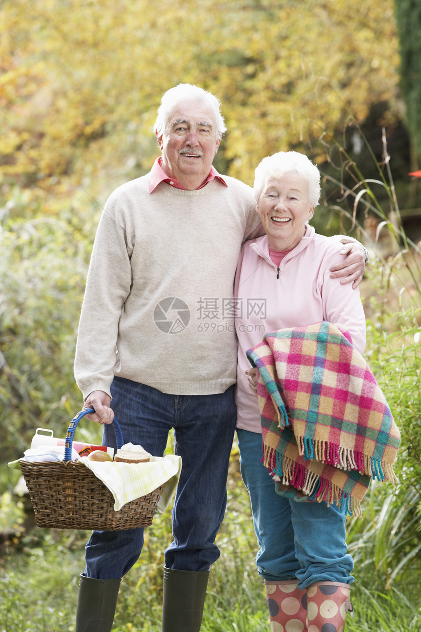 秋天林地边上带烧烤篮子的老年夫妇户外女士感情树叶丈夫农村男性微笑男人叶子毯子图片
