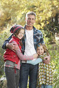 父亲和孩子们在秋天的 Wooden 走道上站在外面农村中年享受儿子女儿三个人男性男人男生公园背景图片