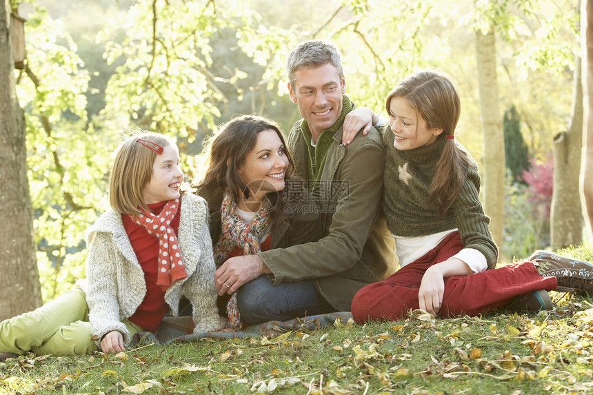 秋天风景下放松家庭团群微笑女性男人男性女孩儿子中年母亲叶子农村图片