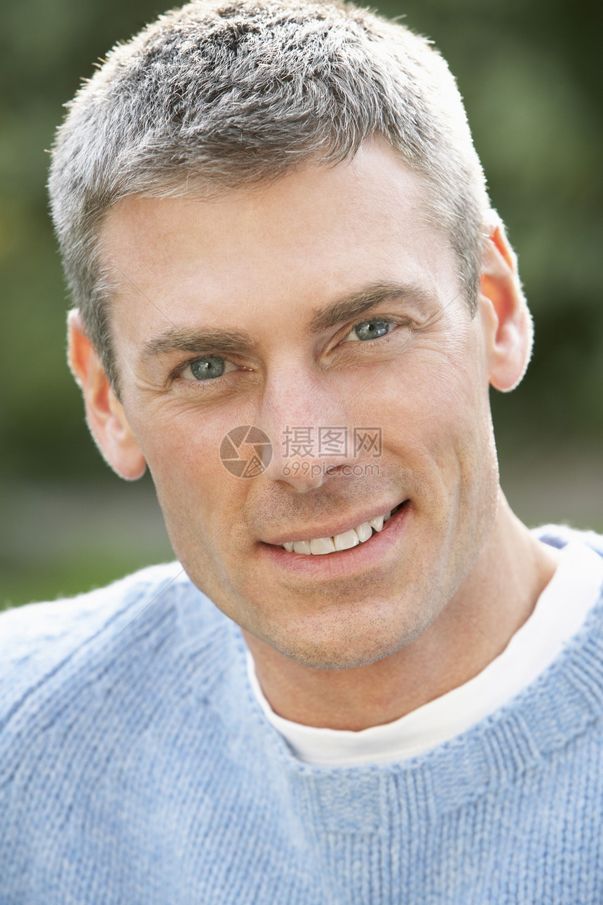 近距离接近秋天风景中站在外边的人类肖像中年公园中年人灰色男性农村微笑头发相机图片