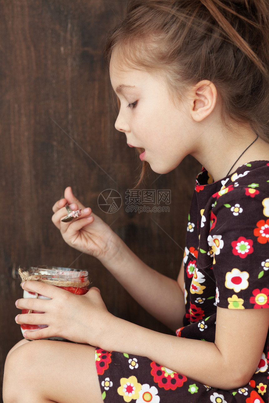 儿童吃甜点水果童年食物享受美食奶油玻璃饮食早餐静物图片