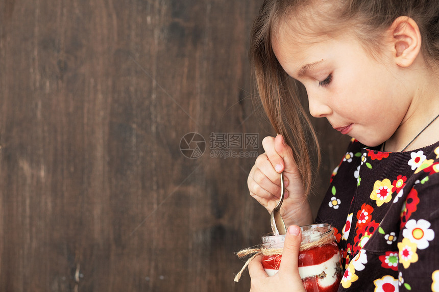 儿童吃甜点玻璃女孩童年快乐食物饮食酸奶奶油勺子早餐图片