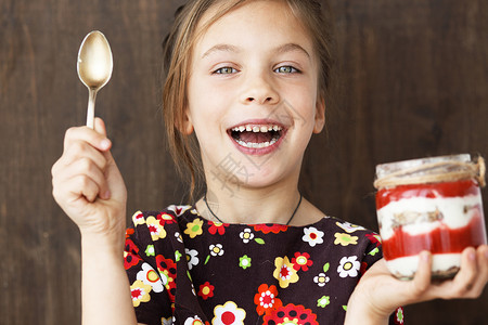 拿勺子女孩儿童吃甜点美食勺子享受覆盆子静物童年快乐幸福女孩奶油背景
