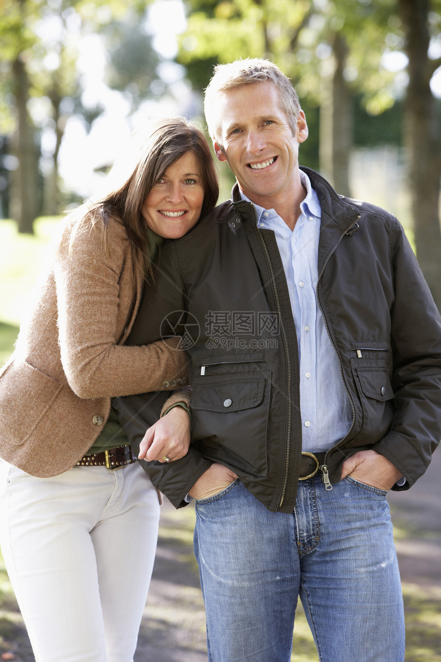 浪漫情侣在秋天外出散步的肖像男人两个人中年男性拥抱女性亲热女士夫妻图片