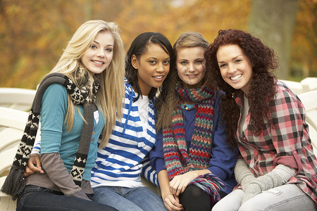 四个女孩笑声友谊高清图片