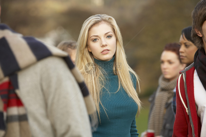 秋季风景外门朋友围着少女环绕男性思维个人女性青少年孤独农村衣服男人朋友们图片