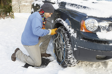 轮胎防滑链下雪的开车高清图片