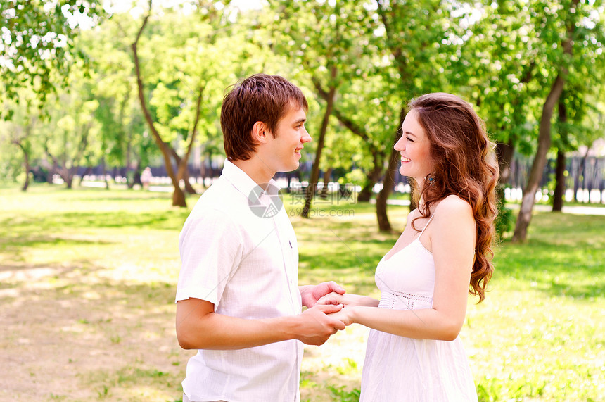 夫妻在公园里握手快乐妻子女朋友男性女士微笑女孩家庭感情丈夫图片