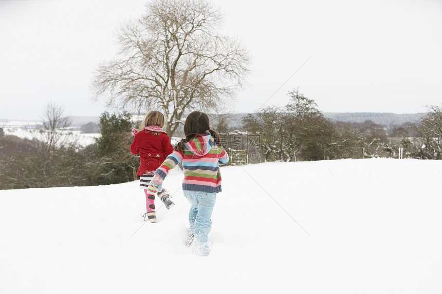 雪地乡村有乐趣儿童群体组织朋友们手套季节下雪孩子女儿寒冷微笑两个人场景图片
